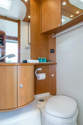 Cosy Caravan On Luxury Campsite