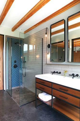 Modern Glass House With Pool & Catskill Views In Hudson Valley