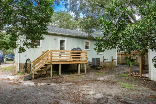 Beach Happy By Oak Island Accommodations