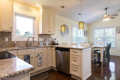Southern Charm By Oak Island Accommodations