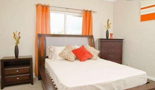 Two-bedroom Townhouse Near Coral Harbour Beach