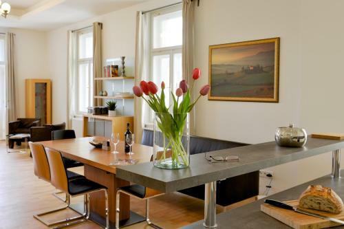 Kolonada Luxury 3 Bedroom Apartment Manes