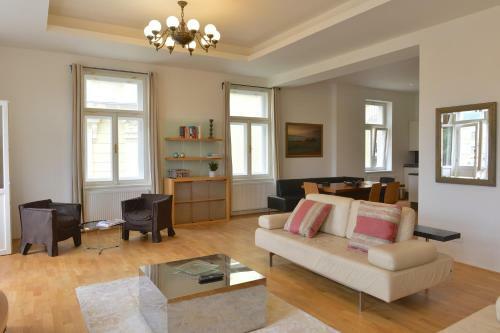 Kolonada Luxury 3 Bedroom Apartment Manes