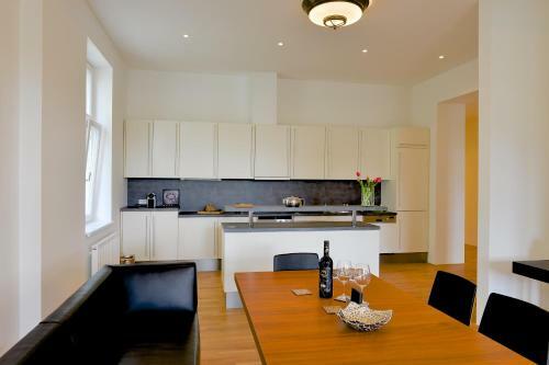 Kolonada Luxury 3 Bedroom Apartment Manes