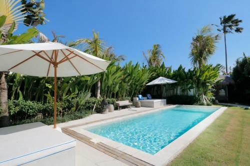 Amazing Villa With Pool And Huge Lawn