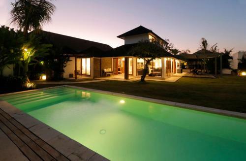 Amazing Villa With Pool And Huge Lawn