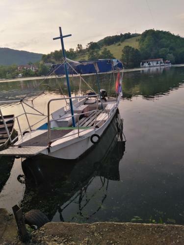Villa Ku?a Na Obali Jezera Sa Bazenom