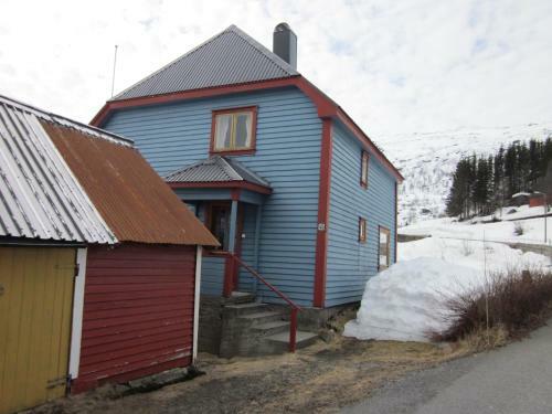 The Blue House, R�ldal