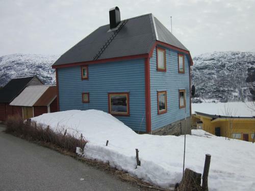 The Blue House, R�ldal