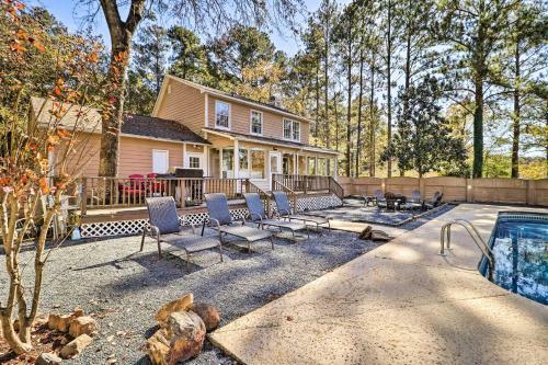 Lakefront Macon Home With Pool, Dock And Fire Pit!