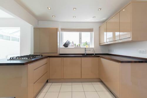 Modern Three Bedroom Home In Gloucester With Hot Tub