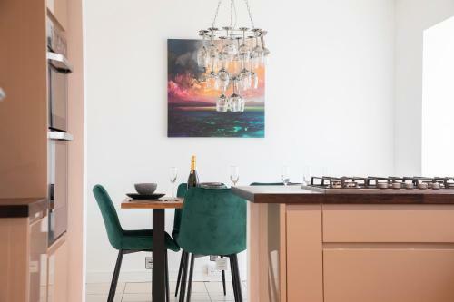 Modern Three Bedroom Home In Gloucester With Hot Tub