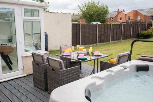 Modern Three Bedroom Home In Gloucester With Hot Tub