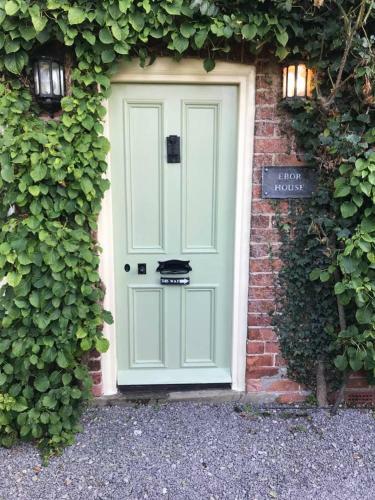 Country Chic In Unique English Village