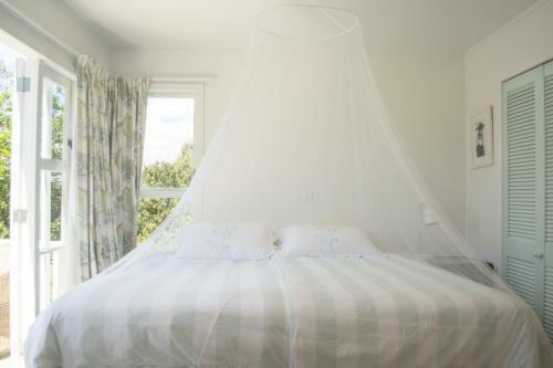 Oneroa Escape - "bell's Cottage" With Sea Views