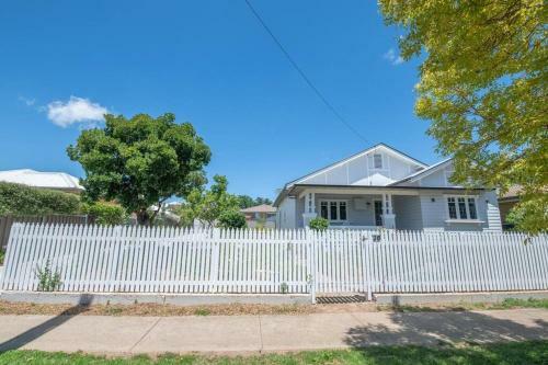 Bindi Cottage, Spacious & Unique, Opposite Pool