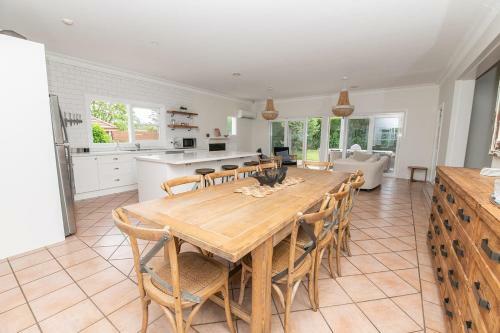 Benview Cottage, 3 Large Living Areas, Sleeps 8, Cbd