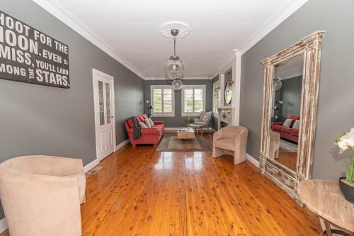 Benview Cottage, 3 Large Living Areas, Sleeps 8, Cbd