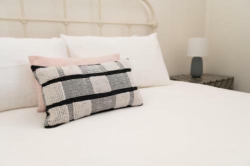 Benview Cottage, 3 Large Living Areas, Sleeps 8, Cbd