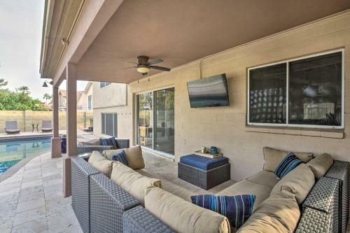 Grand Desert Oasis In Arrowhead Ranch With Pool!