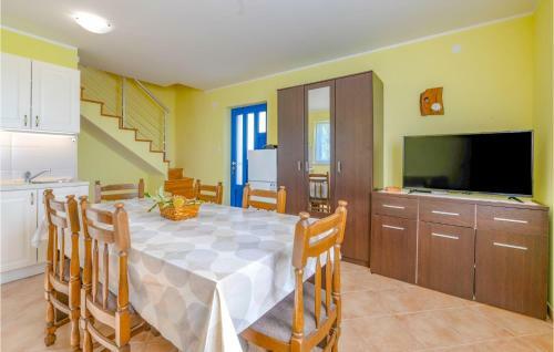 Awesome Home In Brescic With 2 Bedrooms