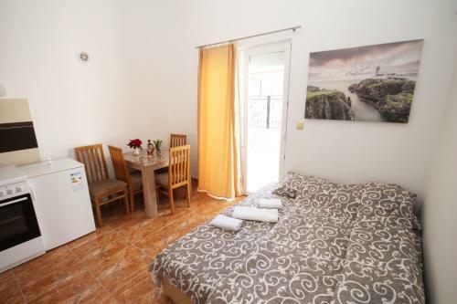Apartment With Pool Tomic Boka Bay