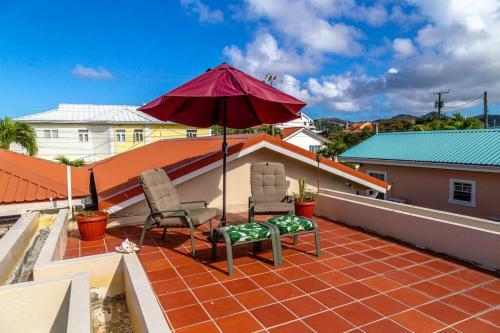 Attractive 4 Br House, 3 Min Walk To Reduit Beach