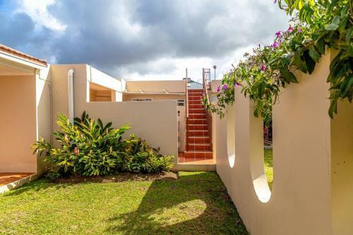 Attractive 4 Br House, 3 Min Walk To Reduit Beach