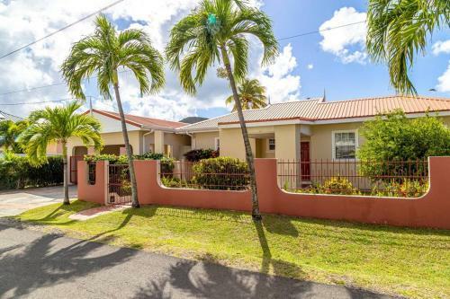 Attractive 4 Br House, 3 Min Walk To Reduit Beach