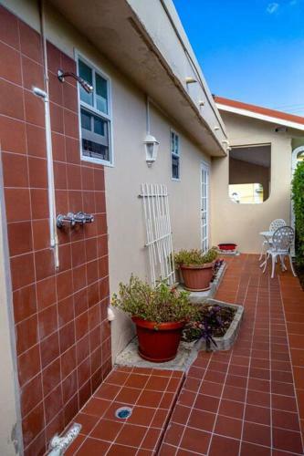 Attractive 4 Br House, 3 Min Walk To Reduit Beach