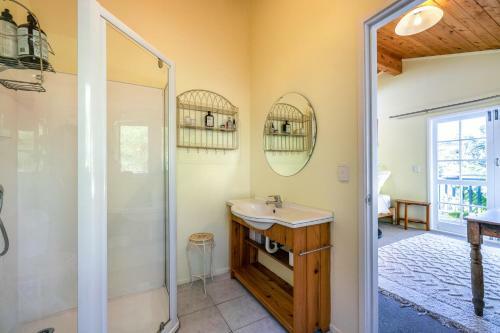 Okahu House - Surfdale Holiday Home