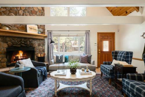 Hartwood By Avantstay Cozy Big Bear Abode W Spacious Deck & Stone Fireplace