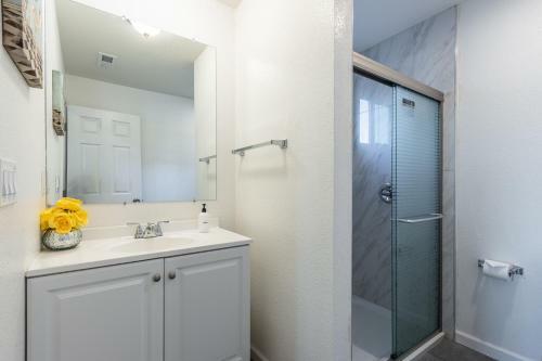 @ Marbella Lane - Cozy Home With Modern Touch