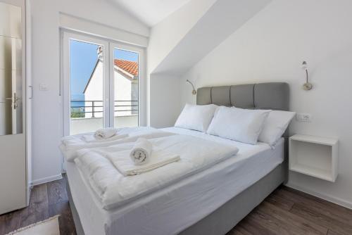 Luxury Apartments Lovorka 3 & 4***/****