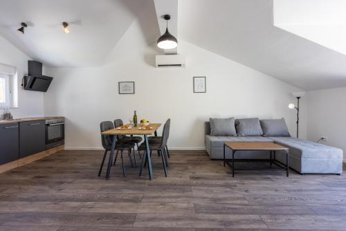 Luxury Apartments Lovorka 3 & 4***/****