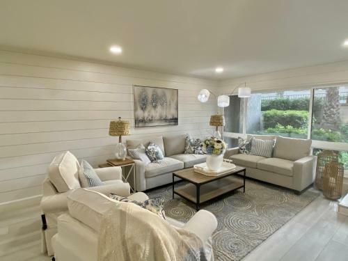 Newly Remodeled Solana Beach Townhouse!