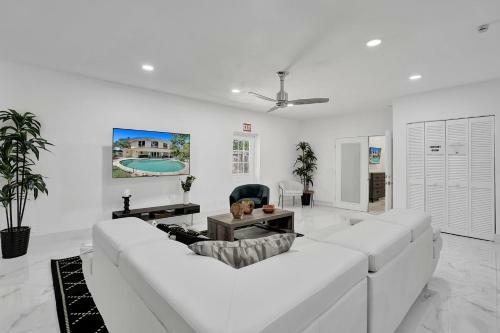 Waterfront 7br Villa W Private Heated Pool