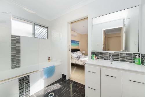 Lovely 3br Holiday Home With Pool