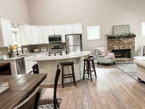 New Riverfront 3 Bedroom Cabin Near Jackson Lake