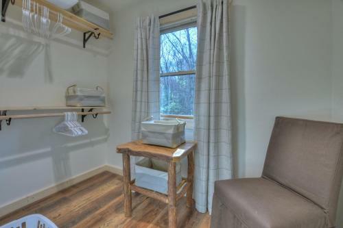 Hoot Owl Cottage - Hot Tub!
