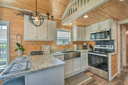 Lakeside Tiny Home Retreat With Pool And Hot Tub