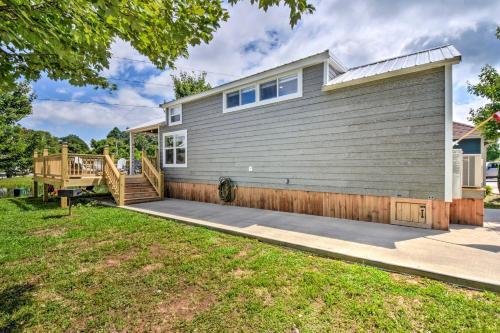 Lakeside Tiny Home Retreat With Pool And Hot Tub