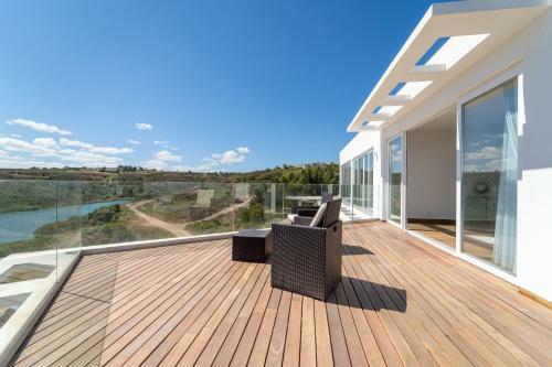 Arrifana Lake House // Premium Views