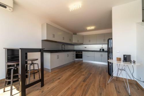 Arrifana Lake House // Premium Views