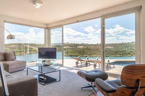 Arrifana Lake House // Premium Views