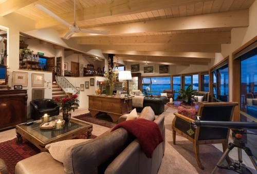Lodge Cliff Edge By The Sea