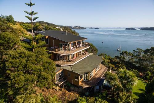 Lodge Cliff Edge By The Sea