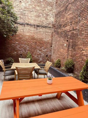 1850s Historic Row House 7min Train To Nyc With Private Backyard