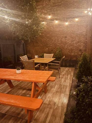 1850s Historic Row House 7min Train To Nyc With Private Backyard