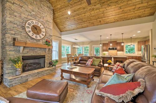 Scenic Sapphire Hideaway With 40-foot Porch!